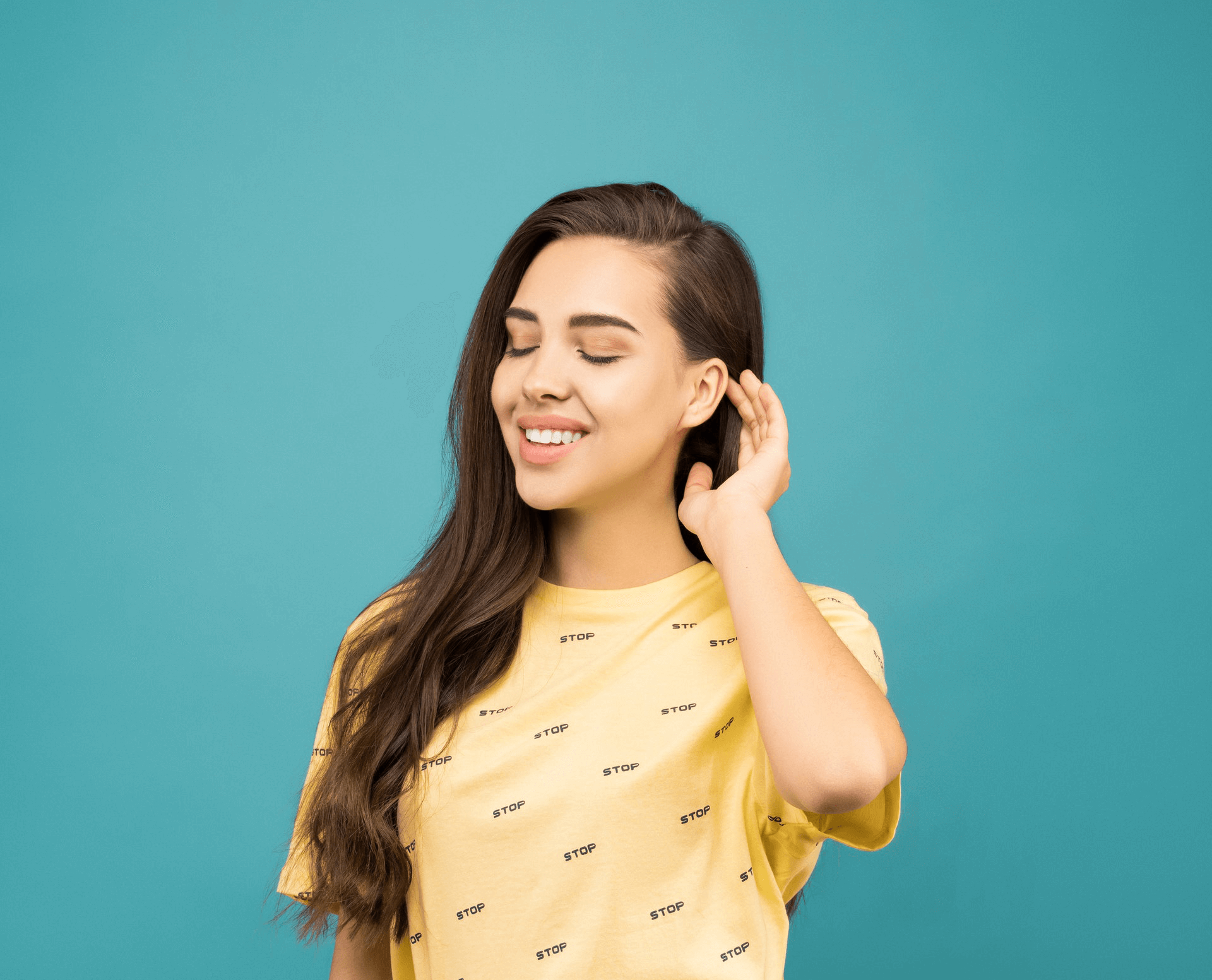 穿黄色衬衫微笑的女模特