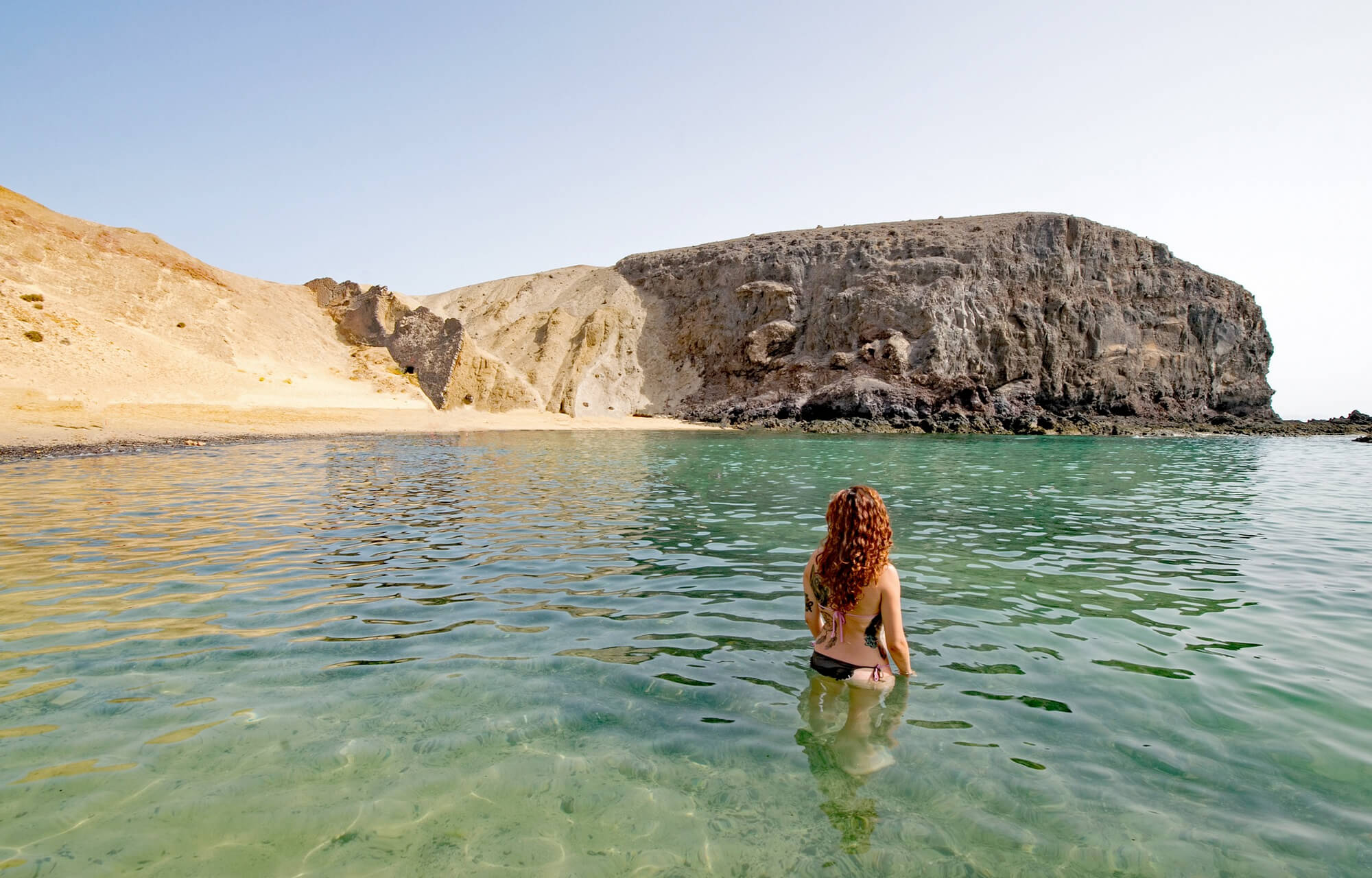 海滩穿着比基尼沐浴的美女图6